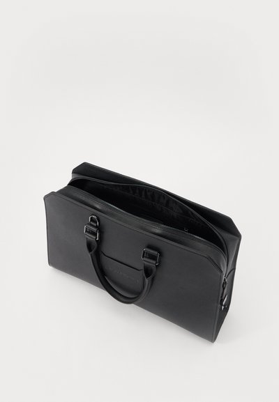 Svart läder weekendväska med dubbla handtag, dragkedjestängning och texturerad finish. Har ett rymligt inre med svart foder och en logotypdetalj.