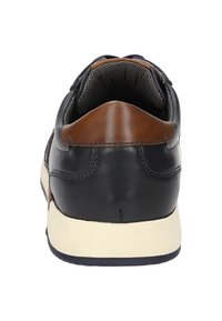 Leren sneaker met een marineblauw bovenwerk en een bruin leren accent, ronde vorm, witte rubberen zool en een gestructureerde grijze interieurvoering.