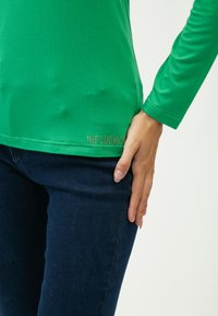 INFLUENCER U-NECK  - Longsleeve - green