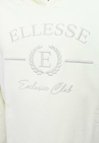 Felpa con cappuccio bianca con testo ricamato in grigio chiaro che recita "ELLESSE", "E" e "Exclusive Club", caratterizzata da una texture morbida e una vestibilità comoda.