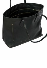 Sac fourre-tout en cuir noir avec une surface texturée, deux poignées, poches intérieures et couture contrastée. Le design à ouverture supérieure permet un accès facile.
