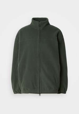 Dunkelgrüne Fleecejacke mit hohem Kragen, Reißverschluss vorne und Seitentaschen. Weicher, strukturiertes Material mit Nahtakzenten. Lässiger Stil.