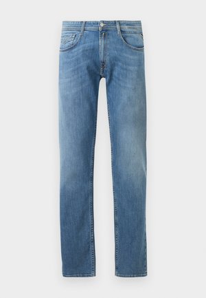 Šviesiai mėlynos džinsinės kelnės tiesiu kirpimu, su penkiomis kišenėmis, sagos ir užtrauktuko uždarymu bei subtiliu blukimu tekstūrai.