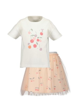 Weißes Kurzarmhemd mit Kirschmuster, kombiniert mit einem pfirsichfarbenen Tüllrock, verziert mit kleinen Kirschmustern und silbernem Bund.