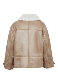 Beige Kunstlederjacke mit einem weißen Kunstpelzkragen, im kastigen Design, sichtbaren Nahtdetails und weiten Ärmeln.