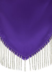 Lila satin tyg med en slät yta, prydd med en vågig kant som dekoreras med silverfransar och kristall-liknande utsmyckningar.