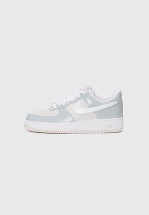 Jasnoniebieskie skórzane sneakersy z białymi akcentami i sznurowadłami. Posiadają gumową podeszwę oraz perforowany czubek dla lepszej wentylacji. Wyświetlone logo Nike.