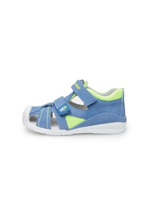 Helles blauer Sandale aus Netz- und Synthetikmaterial mit Klettverschlüssen, offener Zehenpartie, weißer Sohle und neon-grünen Akzenten. Abgerundetes Design.