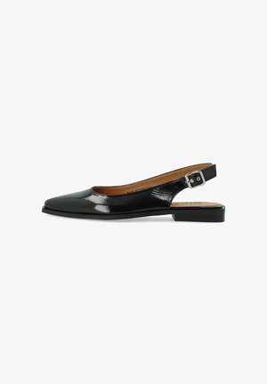 Chaussure plate slingback en verni noir avec un bout pointu et une petite boucle rectangulaire sur le talon. Présente une texture lisse et brillante.
