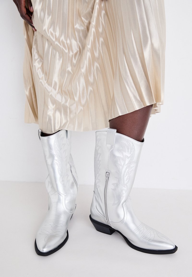 Koi Footwear Cowboy-/Bikerlaarzen zilverkleurig Koi Footwear Cowboy-/Bikerlaarzen zilverkleurig