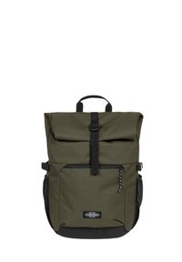 Zaino in tessuto verde con design a roll-top, accentato di nero, tasca frontale con zip, tasca laterale in rete e maniglia per il trasporto sulla parte superiore.