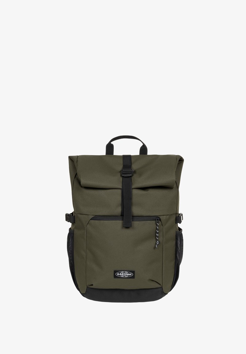 Mochila de tela verde con diseño de parte superior enrollable, acentos negros, bolsillo frontal con cremallera, bolsillo lateral de malla y un asa de transporte en la parte superior.