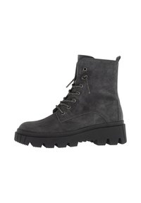 Botas de tobillo de ante gris con punta redonda, parte delantera con cordones, herrajes negros y suela de goma negra gruesa con un patrón de relieve acentuado.