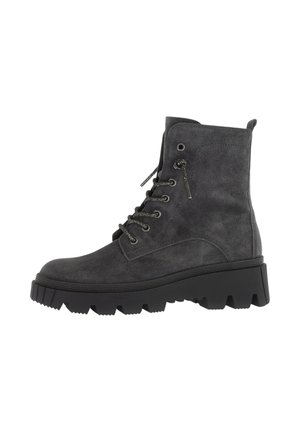 Bottines en suède gris, à bout rond, avec un laçage à l'avant, des accessoires en métal noir et une semelle en caoutchouc noir épaisse avec un motif de crampons prononcé.