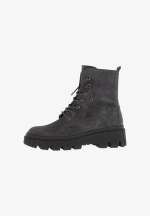 Bottines en suède gris, à bout rond, avec un laçage à l'avant, des accessoires en métal noir et une semelle en caoutchouc noir épaisse avec un motif de crampons prononcé.