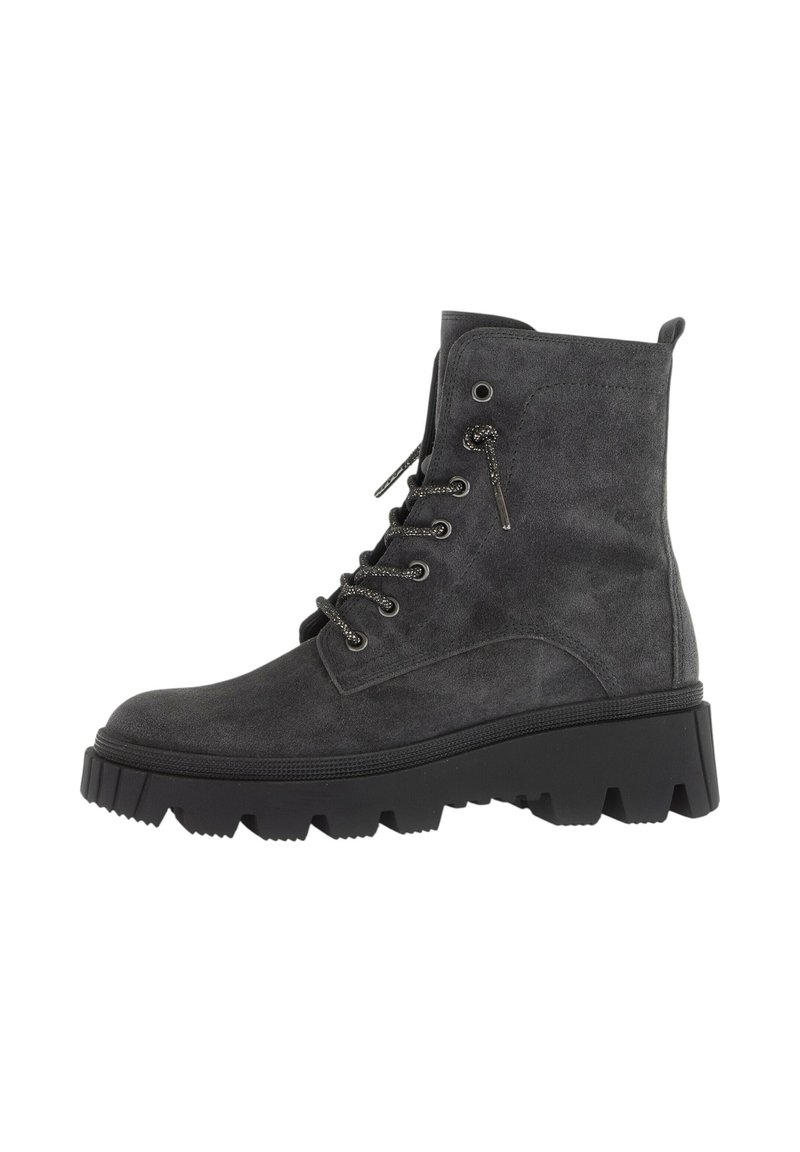 Botas de tobillo de ante gris con punta redonda, parte delantera con cordones, herrajes negros y suela de goma negra gruesa con un patrón de relieve acentuado.