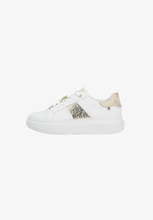 Sneaker bianco con pannello laterale lucido accentato in oro, materiale in pelle liscia, punta rotonda, suola piatta e branding sottile sul retro.