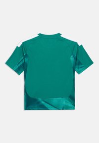 Camiseta desportiva de manga curta em tons de azul-petróleo, com riscas brancas nos ombros e padrão abstracto em azul-petróleo mais escuro nas laterais e parte inferior das costas.