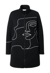 Czarna kurtka na zamek z wysokim kołnierzem, zdobiona białą abstrakcyjną ilustracją twarzy. Wykonana z teksturowanej tkaniny, ma długie rękawy i luźny krój.