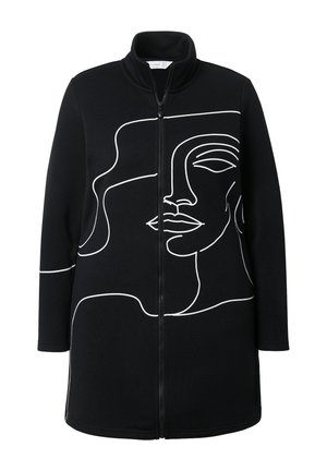 Czarna kurtka na zamek z wysokim kołnierzem, zdobiona białą abstrakcyjną ilustracją twarzy. Wykonana z teksturowanej tkaniny, ma długie rękawy i luźny krój.