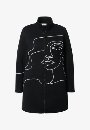 Chaqueta negra con cremallera y cuello alto que presenta una ilustración abstracta de un rostro en blanco. Hecha de tela texturizada, tiene mangas largas y un ajuste relajado.