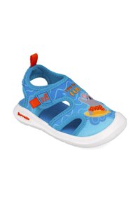 Sandalia infantil azul con recortes para ventilación. Presenta un gráfico de koala, acentos naranjas y una suela de goma blanca. Incluye una correa ajustable.