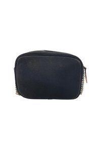 Borsa cosmetica in pelle sintetica nera, forma rettangolare, texture liscia, con dettaglio della catena argentata e chiusura a zip superiore.