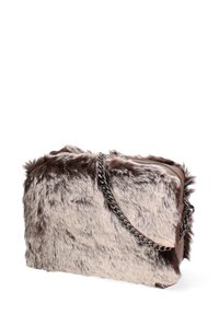 Borsa in ecopelliccia grigia e marrone, forma rettangolare con tracolla a catena e chiusura a zip. Texture morbida con dettagli in pelliccia.