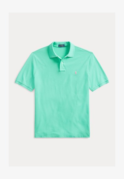 Polo verde menta em algodão, com gola clássica, mangas curtas e um pequeno logotipo bordado no peito.