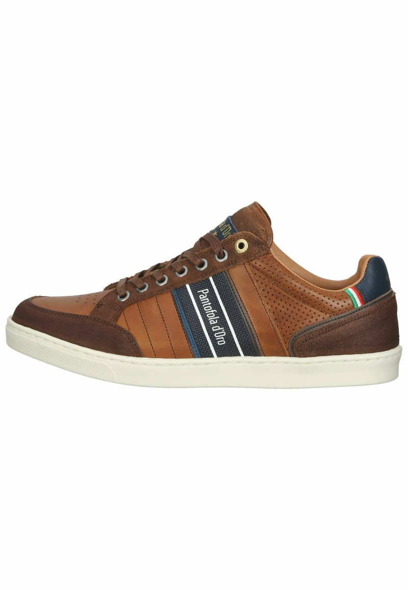 Braune Leder-Sneaker mit marineblauen und weißen gestreiften Akzenten, durchstochenen Seiten, goldenen Ösen und einer weißen Gummisohle. Logo an der Seite.