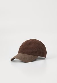 Casquette de baseball en velours côtelé marron avec une couronne texturée et une visière lisse de couleur marron plus foncé. Détails de couture subtils visibles sur le tissu.