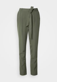 Pantalon taille haute couleur vert olive, coupe fuselée, avec une ceinture en tissu nouée à la taille, des plis sur le devant et des poches latérales.