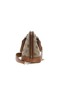 Borsa a tracolla tan e beige con corpo in tela decorato con un motivo a teschi, doppia cerniera, dettagli in pelle e tracolla a catena rimovibile.