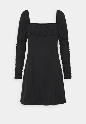 Schwarzes Kleid mit langen, gerafften Ärmeln, quadratischem Ausschnitt und taillierter Passform. Hergestellt aus glattem Stoff, reicht es bis über das Knie.
