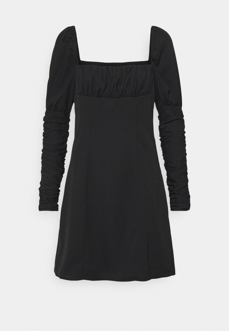 Abito nero con maniche lunghe arricciate, scollatura quadrata ecorpino aderente. Realizzato in tessuto liscio, arriva sopra il ginocchio.