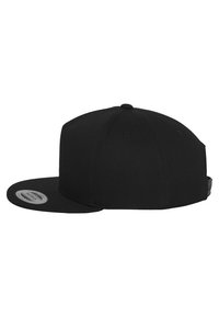 Zwarte pet met een rechte rand en een gestructureerde kroon. Heeft een gladde stofstructuur en een klein logopatch aan de zijkant.