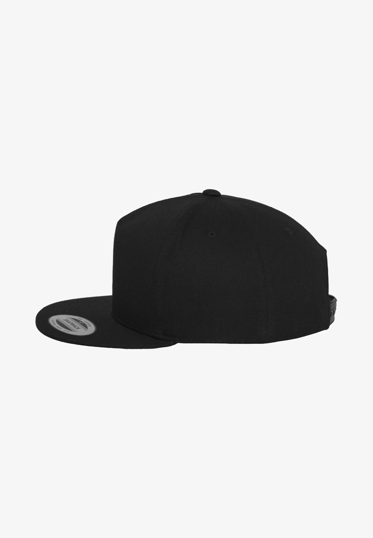 Cappellino nero con visiera piatta e corona strutturata. Presenta una superficie in tessuto liscia e una piccola toppa con logo sul lato.