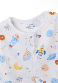 Witte katoenen romper met kleurrijke ruimte-thema afdruk, met raketten, planeten en donuts. Vastgemaakt met een zilveren drukknoop.