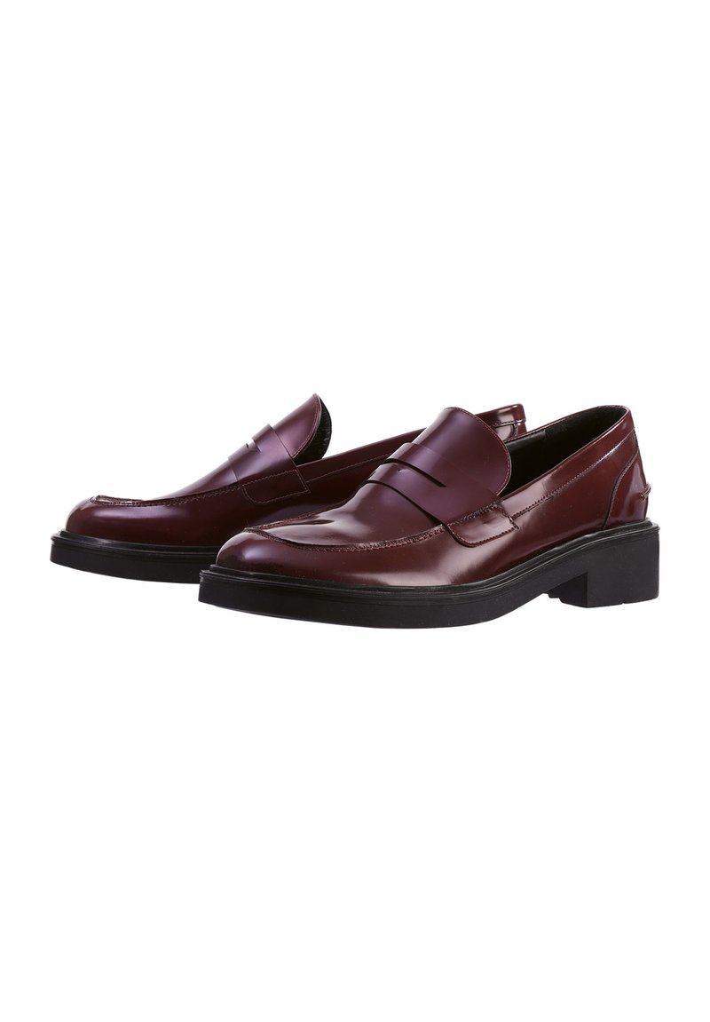 Burgunderfarbene Lederloafer mit Slip-On-Design, erhöhtem Vorderteil, Ziernähte und einer niedrigen schwarzen Plattformsohle.