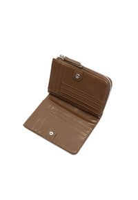 Portefeuille en cuir marron avec fermeture zippée. Comprend des emplacements pour cartes et une fermeture à bouton-pression. Texture lisse avec des détails de couture discrets.