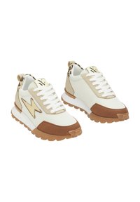 Baskets en maille blanche avec des accents en daim tan, présentant un logo éclaire beige, des lacets blancs et une semelle en caoutchouc texturée.