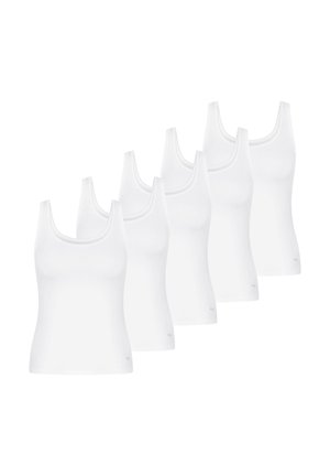 Sześć gładkich, białych, bezrękawnikowych podkoszulków ułożonych w nieregularnym rzędzie na białym tle.