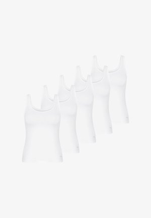 Six débardeurs blancs unis disposés en rangée décalée sur fond blanc.