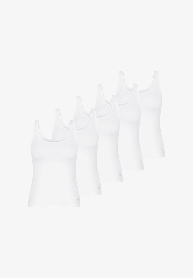 Sześć gładkich, białych, bezrękawnikowych podkoszulków ułożonych w nieregularnym rzędzie na białym tle.
