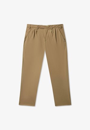 Pantaloni beige con una texture liscia, caratterizzati da una vestibilità rilassata, pieghe frontali e tasche laterali per la funzionalità.