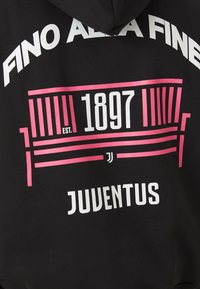 Čierna mikina s kapucňou, ktorá má biele a ružové grafiky. Text obsahuje "FINO ALLA FINE", "1897" a "JUVENTUS" s pruhovaným motívom.