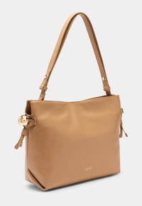 Borsa a tracolla in pelle color cuoio con una texture liscia, dotata di una singola tracolla e un dettaglio decorativo in metallo. Logo stampato sul davanti.