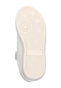 Witte sneakerzool met gestructureerde patronen, ronde en ovale grepen, en een gladde zijkant met een kleine stoffen flap en sluiting.