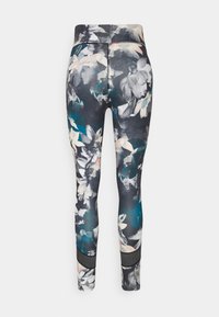 Blommönstrade leggings med en mörk bakgrund, prydda med blad i dämpade nyanser av rosa, blått och vitt. Midja i medelhöjd, stretchigt material.