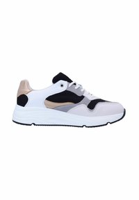 Witte, zwarte en grijze sneakers van netmateriaal en leer. Ze hebben een gestructureerd ontwerp, een dikke zool en een gouden accent op de hiel.